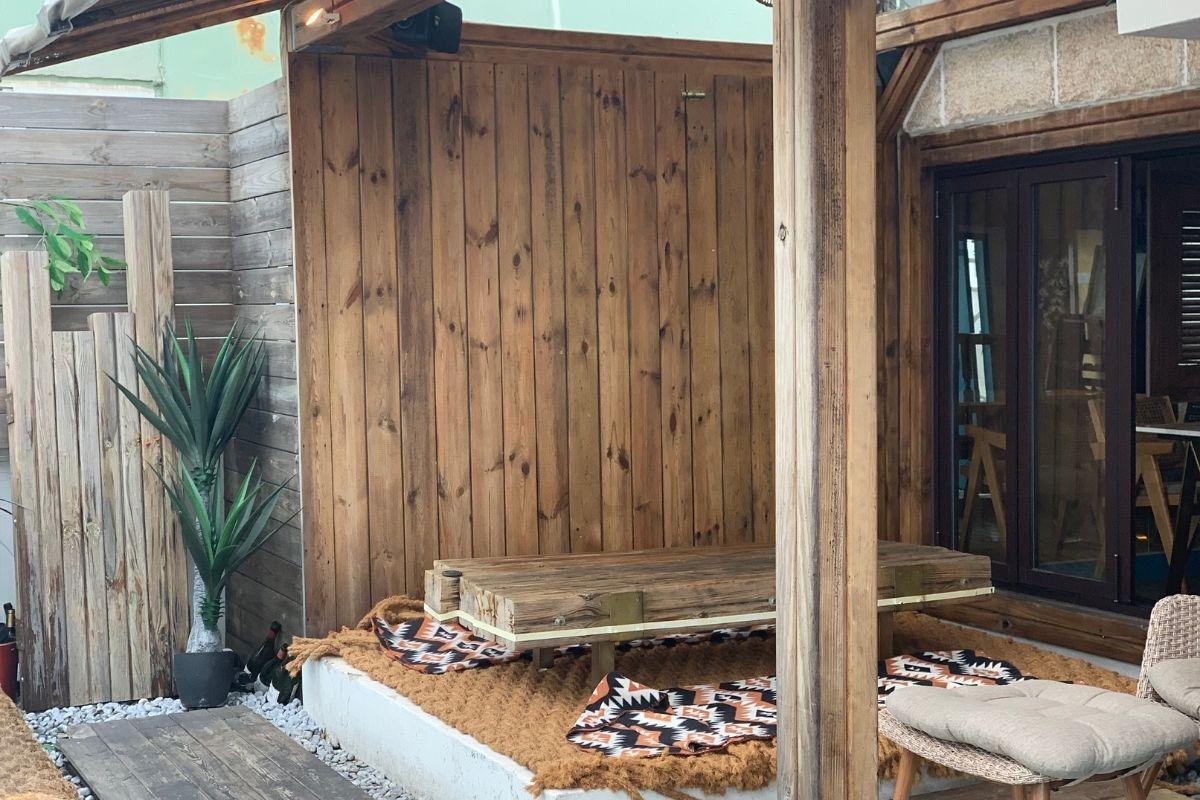 Restaurante Miposeawa en Haeundae Busan Korea, área al aire libre en azotea, madera