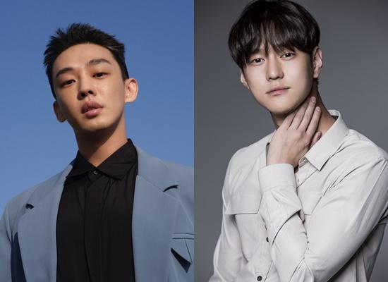 青色のジャケットを着た男性が青空を背景にポーズを取っている。Netflix映画『ソウル大作戦』に関する報道写真。