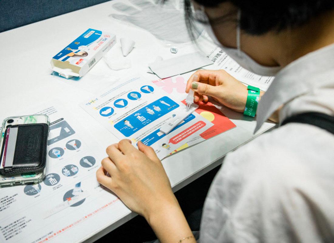 ผู้เข้าชมคอนเสิร์ตกำลังทำการทดสอบ COVID-19 ใกล้ทางเข้าสนามคอนเสิร์ตที่สวนโอลิมปิก โซล, เกาหลีใต้