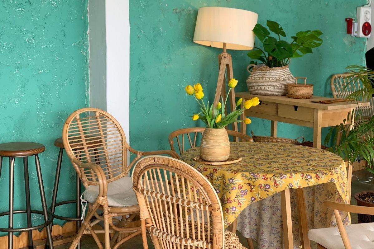 白淺灘文化村內粉色咖啡館的室內裝飾，展示藤製椅子和清新室內佈置，展現韓國釜山浪漫的海邊氛圍。