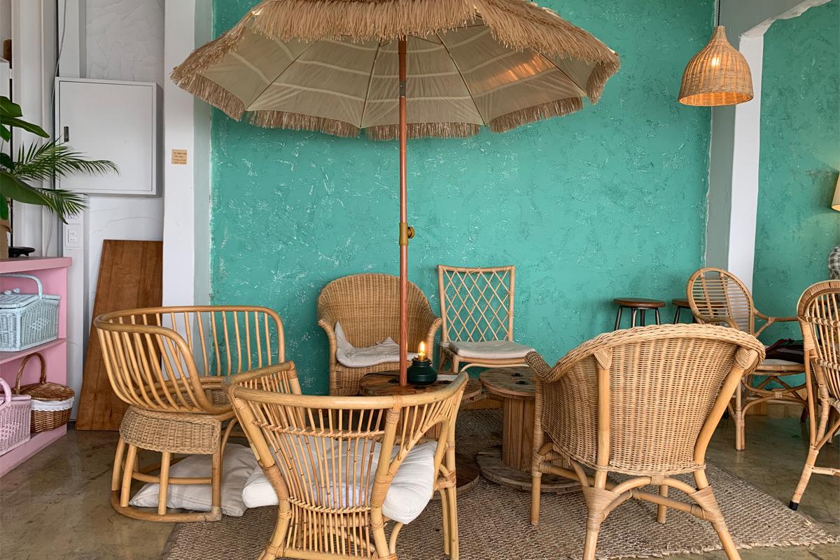 bàn ghế trong quán cafe Huinnyeoul Beach ở làng văn hóa Huinnyeoul Busan, Hàn Quốc