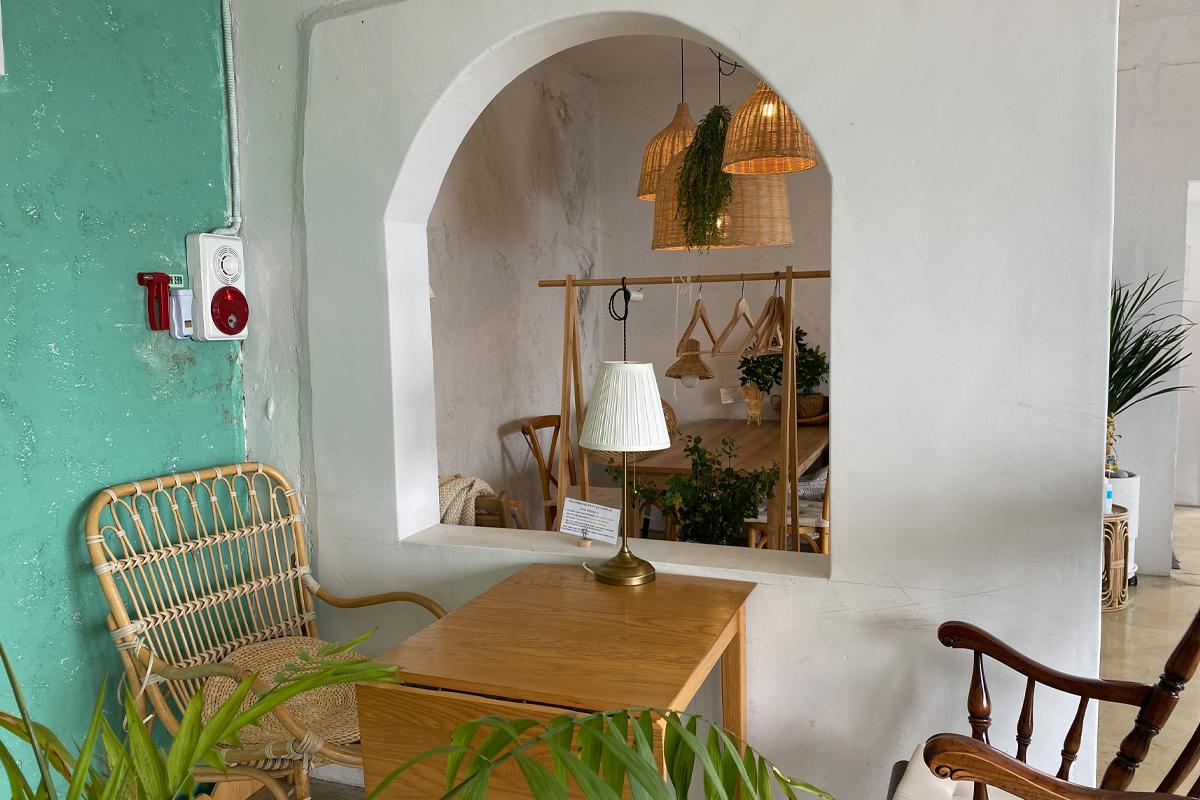 bàn ghế, đồ trang trí trong quán cafe Huinnyeoul Beach ở làng văn hóa Huinnyeoul Busan, Hàn Quốc