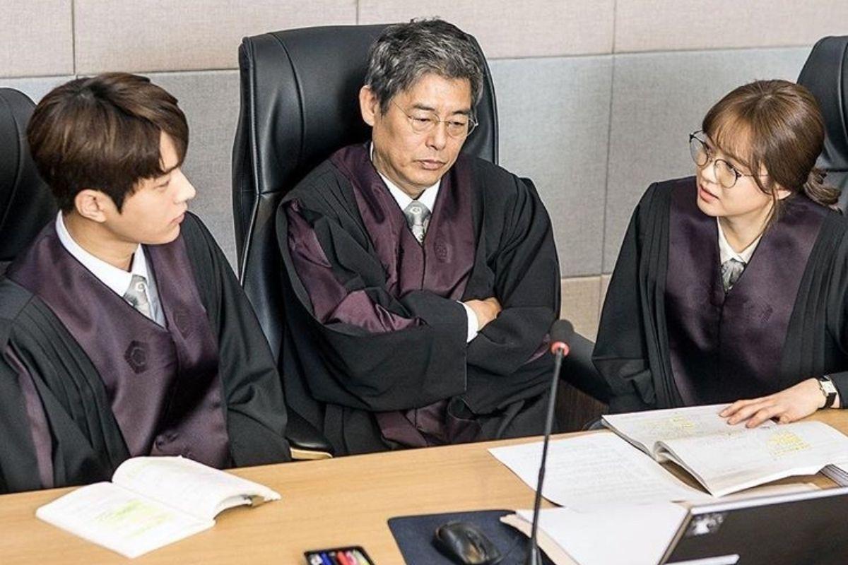 thầm phán hàn quốc mặc trang phục màu đen đang trao đổi với nhau 