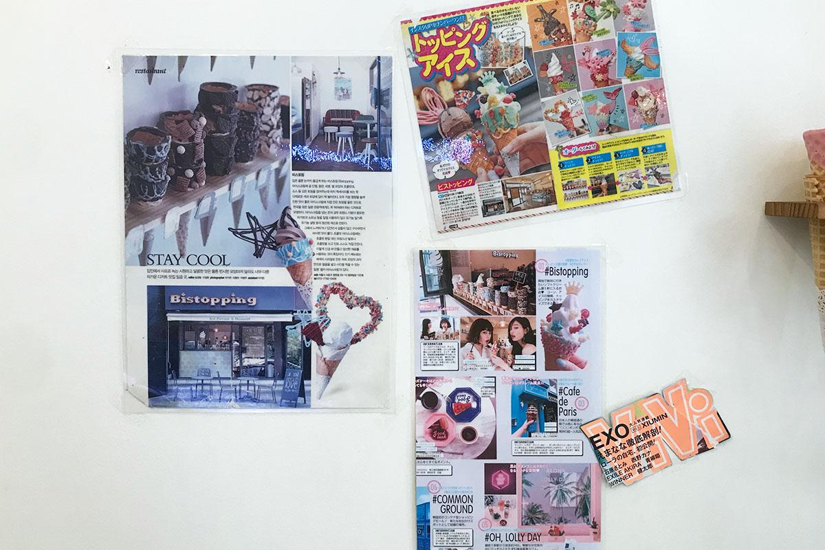 Display of Japanese travel magazine reviews