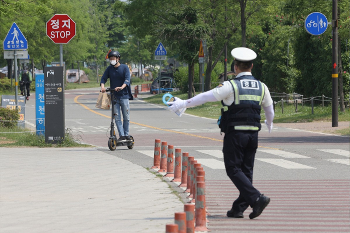 Regolamento e multe per chi guida monopattini elettrici senza patente in Corea