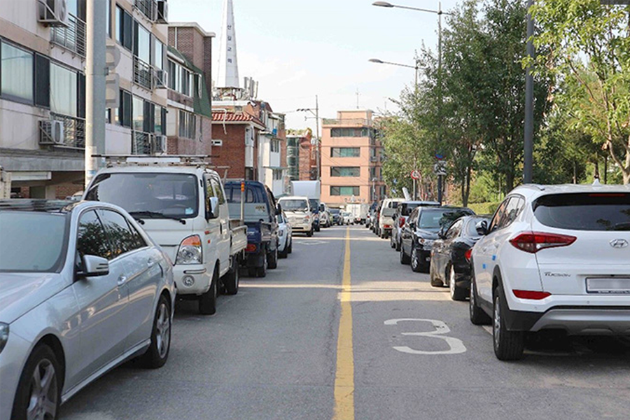 韓國街道上的汽車違規停車，探討韓國違停罰金與道路交通法對比臺灣的情況。