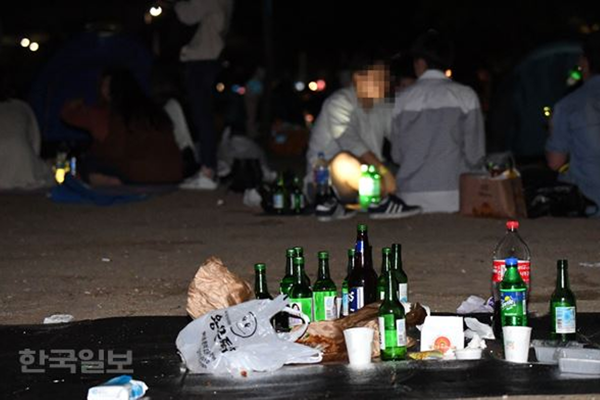 Korean soju and chicken laid out at Hangang during the night