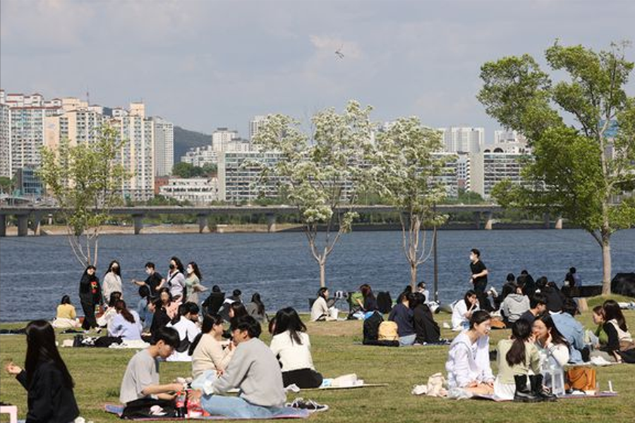 漢江河畔的聚會，談論因公園酗酒引發的騷擾問題與罰則。