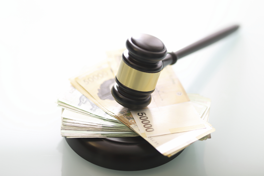 韓國罰金制度解釋，錘子和現金，形象化視覺表示韓國法律的罰款問題。