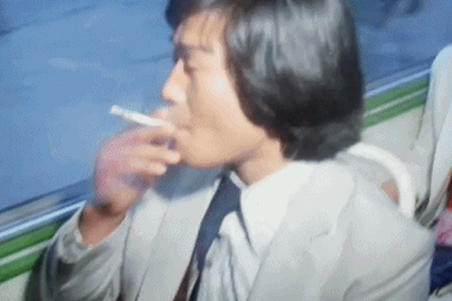 公共交通上吸菸的懷舊場景，談論韓國公共場所吸菸的歷史變化與禁菸法規。