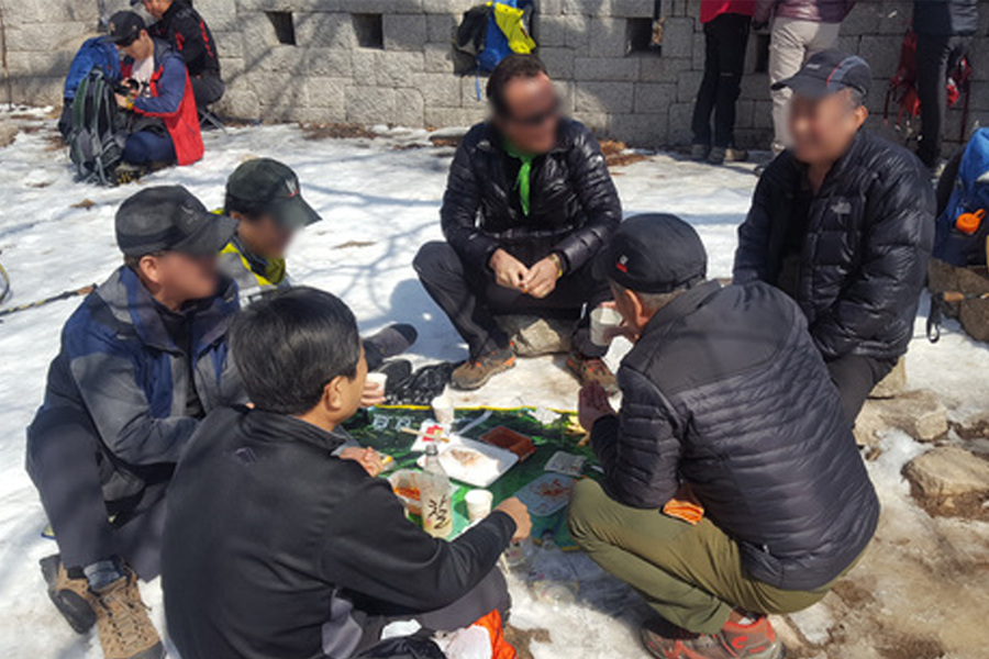 韓國山中登山者飲酒，討論韓國登山飲酒文化與法律限制的影響。