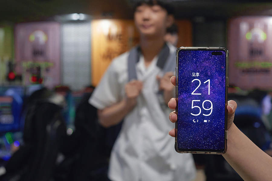 網咖與未成年人，展示韓國Shut Down制在網絡遊戲中未成年人的法律限制。