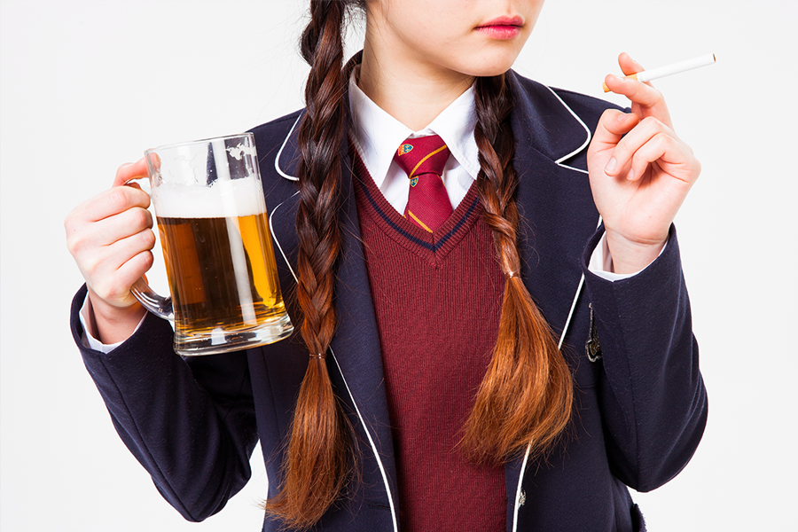 韓國青少年拿著酒和香煙，討論未成年人酒精和煙草使用的法律問題。