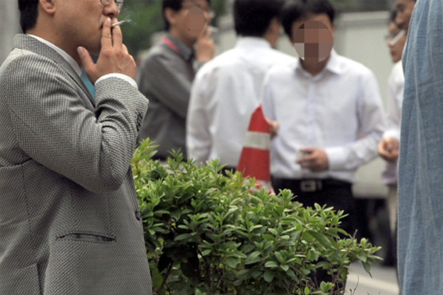 商務人士在禁菸區吸菸，探討韓國禁菸區吸菸的法律罰則與臺灣法律的比較。