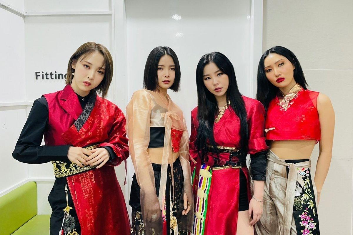MAMAMOO members wearing modern Hanbok from Leesle