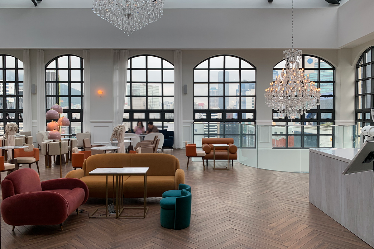 Nội thất trang trí, bàn ghế trong quán cafe Space&Mood ở Busan, Hàn Quốc