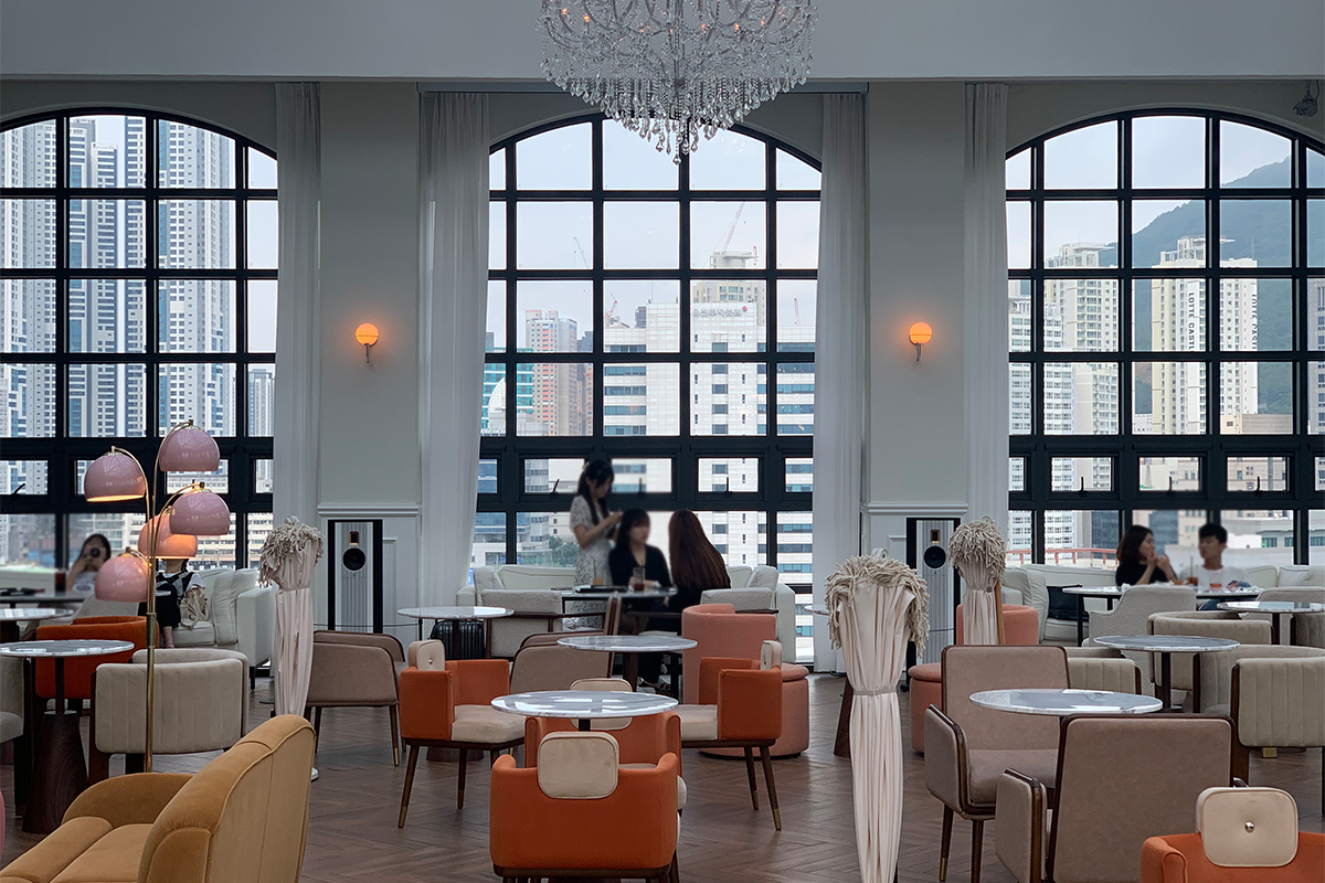 Nội thất trang trí, bàn ghế trong quán cafe Space&Mood ở Busan, Hàn Quốc