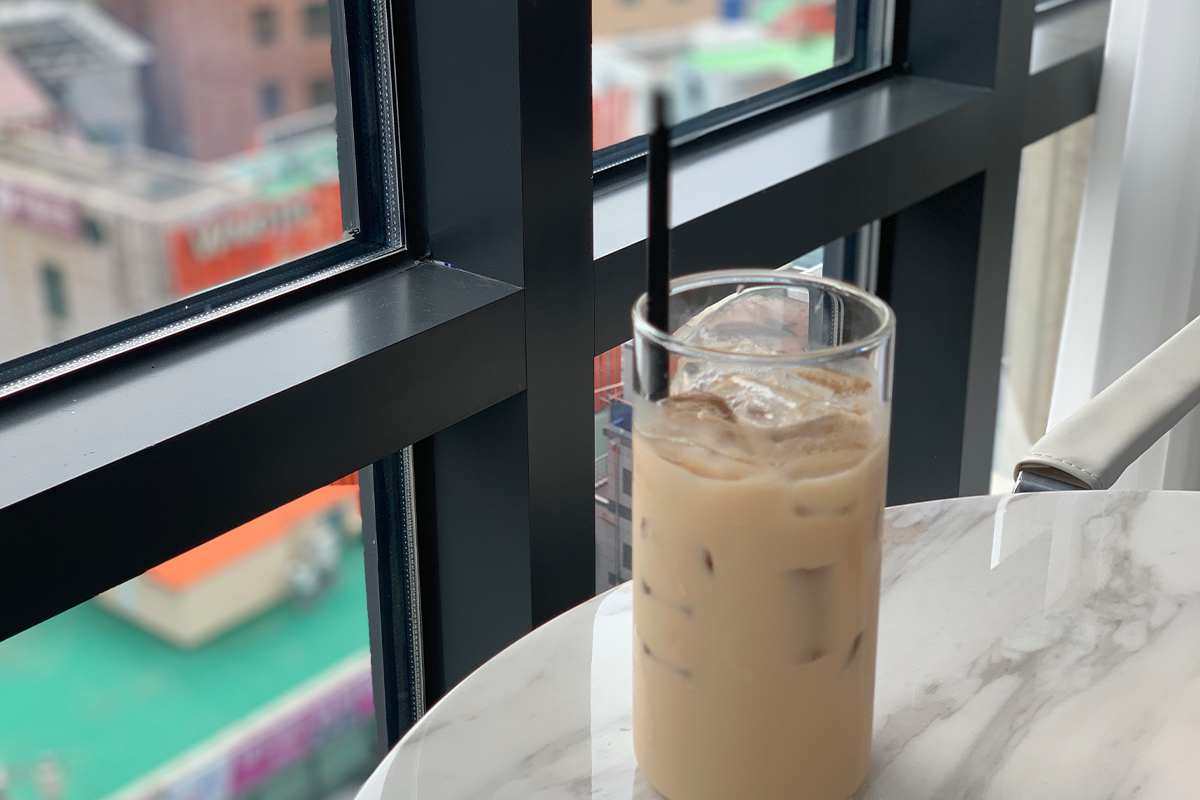 Trà sữa hoa (아이스 플로럴 밀크티) của quán cafe Space&Mood ở Busan, Hàn Quốc