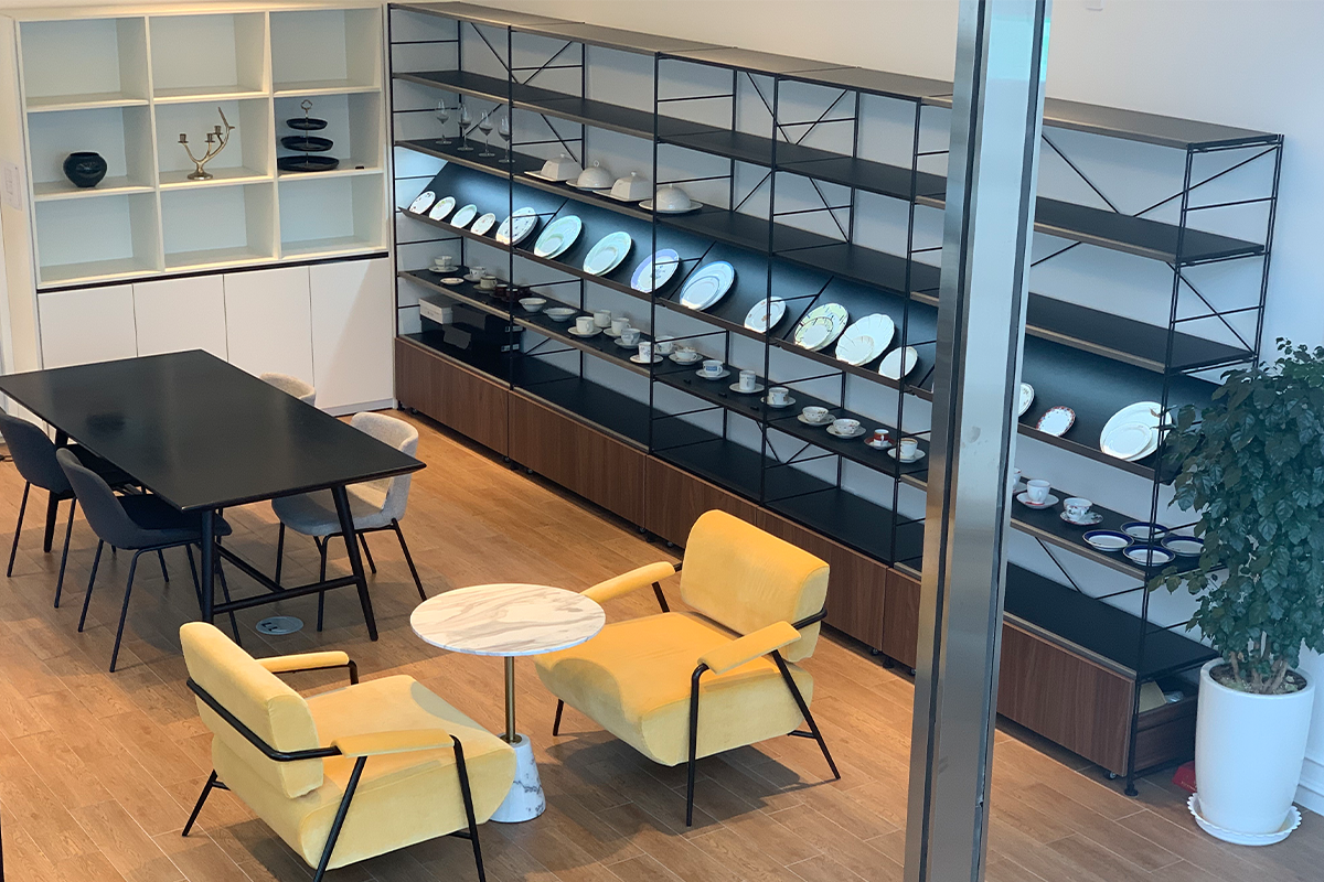 bàn ghế, kệ đựng chén đĩa trang trí trong quán cafe Space&Mood ở Busan, Hàn Quốc