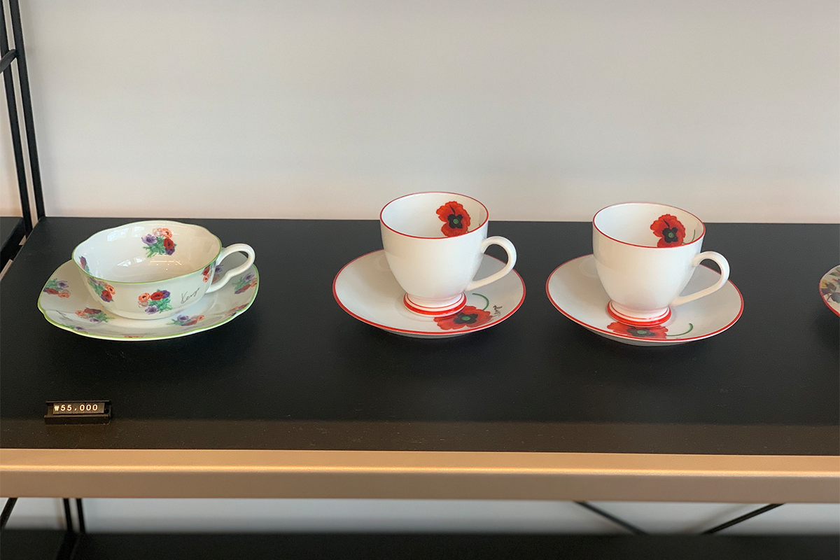 chén, đĩa nghệ thuật được bày bán trong quán cafe Space&Mood ở Busan, Hàn Quốc