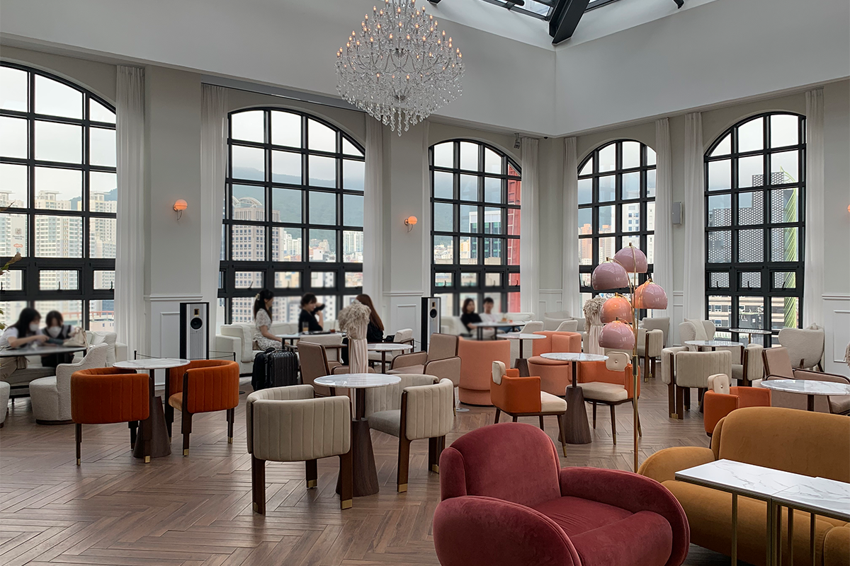 Space&Mood咖啡廳的華麗內部環境，設有大型窗户和吊燈，很有現代奢華感。
