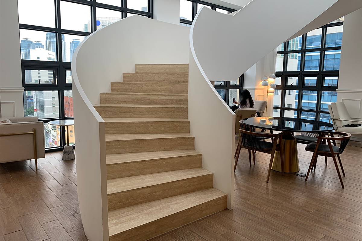 cầu thang trong quán cafe Space&Mood ở Busan, Hàn Quốc