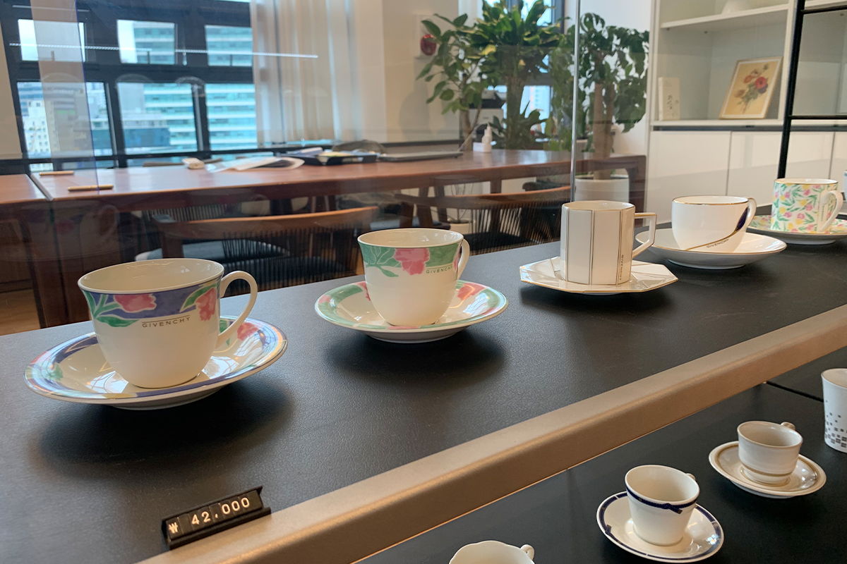 chén, đĩa nghệ thuật được bày bán trong quán cafe Space&Mood ở Busan, Hàn Quốc