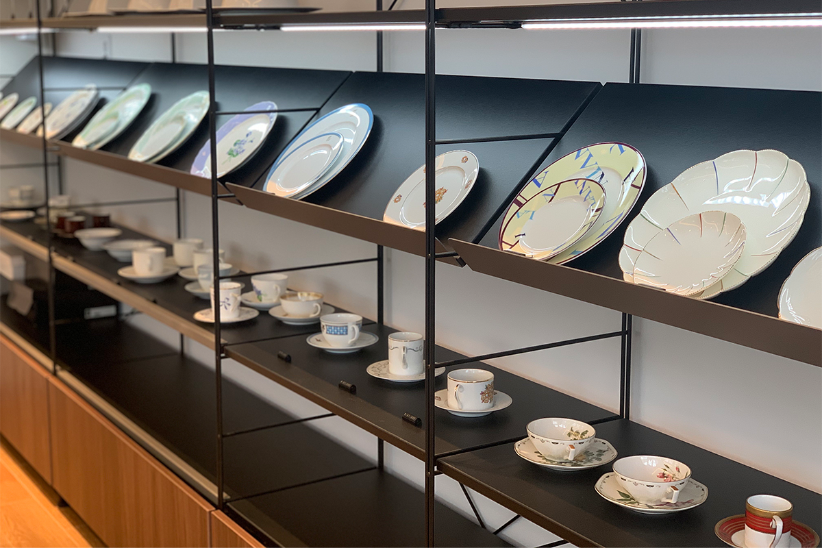 chén, đĩa nghệ thuật được bày bán trong quán cafe Space&Mood ở Busan, Hàn Quốc