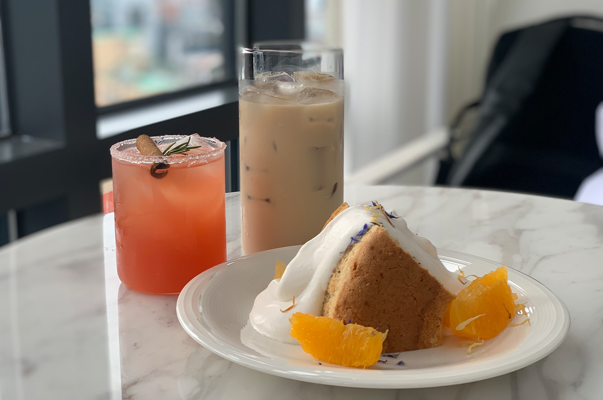 đồ ăn và đồ uống trong quán cafe Space&Mood ở Busan, Hàn Quốc