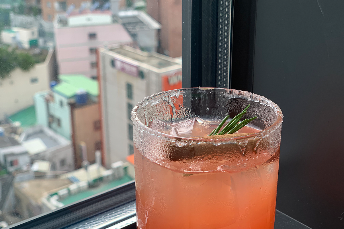 Trà táo lạnh (아이스 원터 애플티) của quán cafe Space&Mood ở Busan, Hàn Quốc