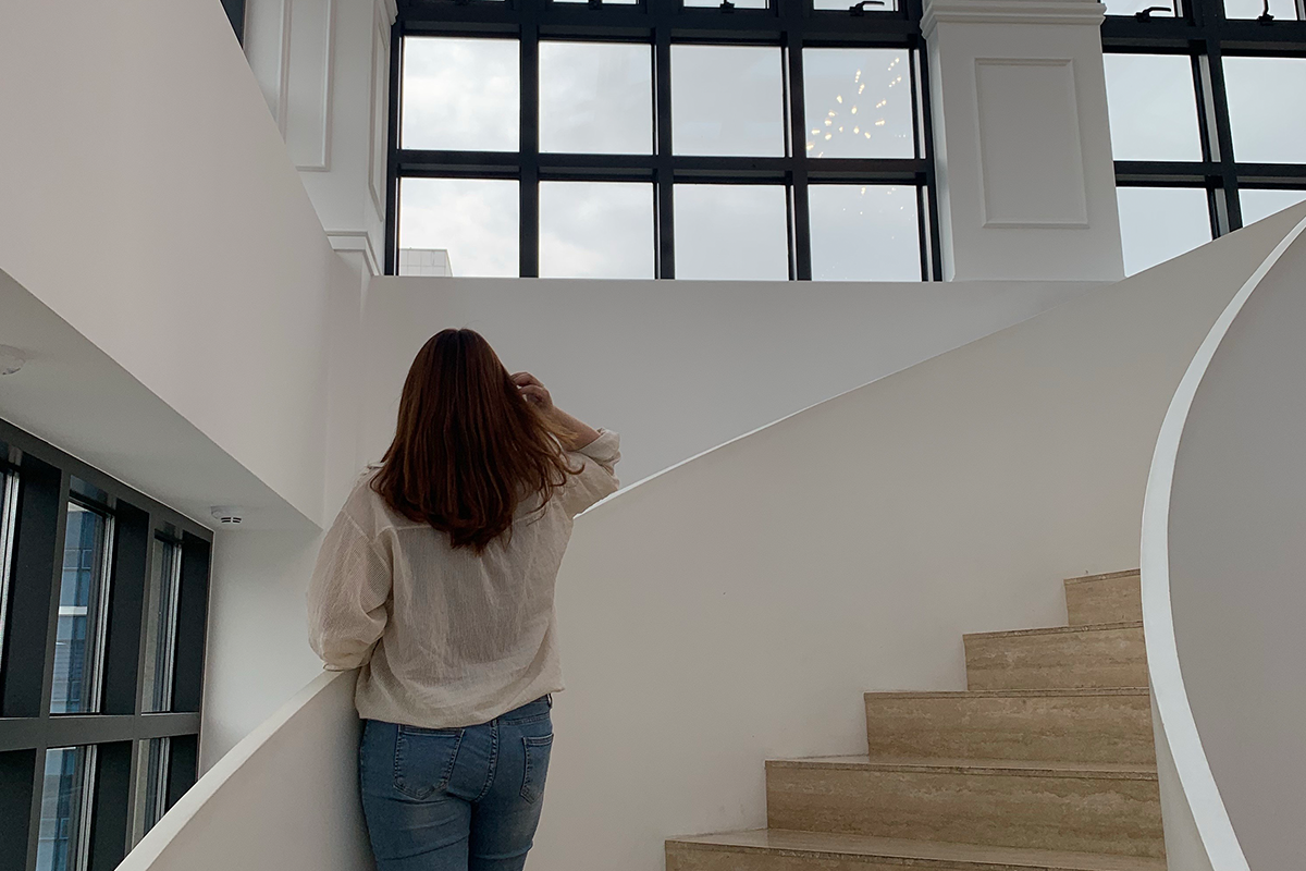 cô gái đứng trên cầu thang trong quán cafe Space&Mood ở Busan, Hàn Quốc