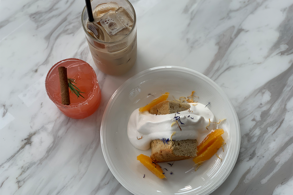 đồ ăn và đồ uống trong quán cafe Space&Mood ở Busan, Hàn Quốc