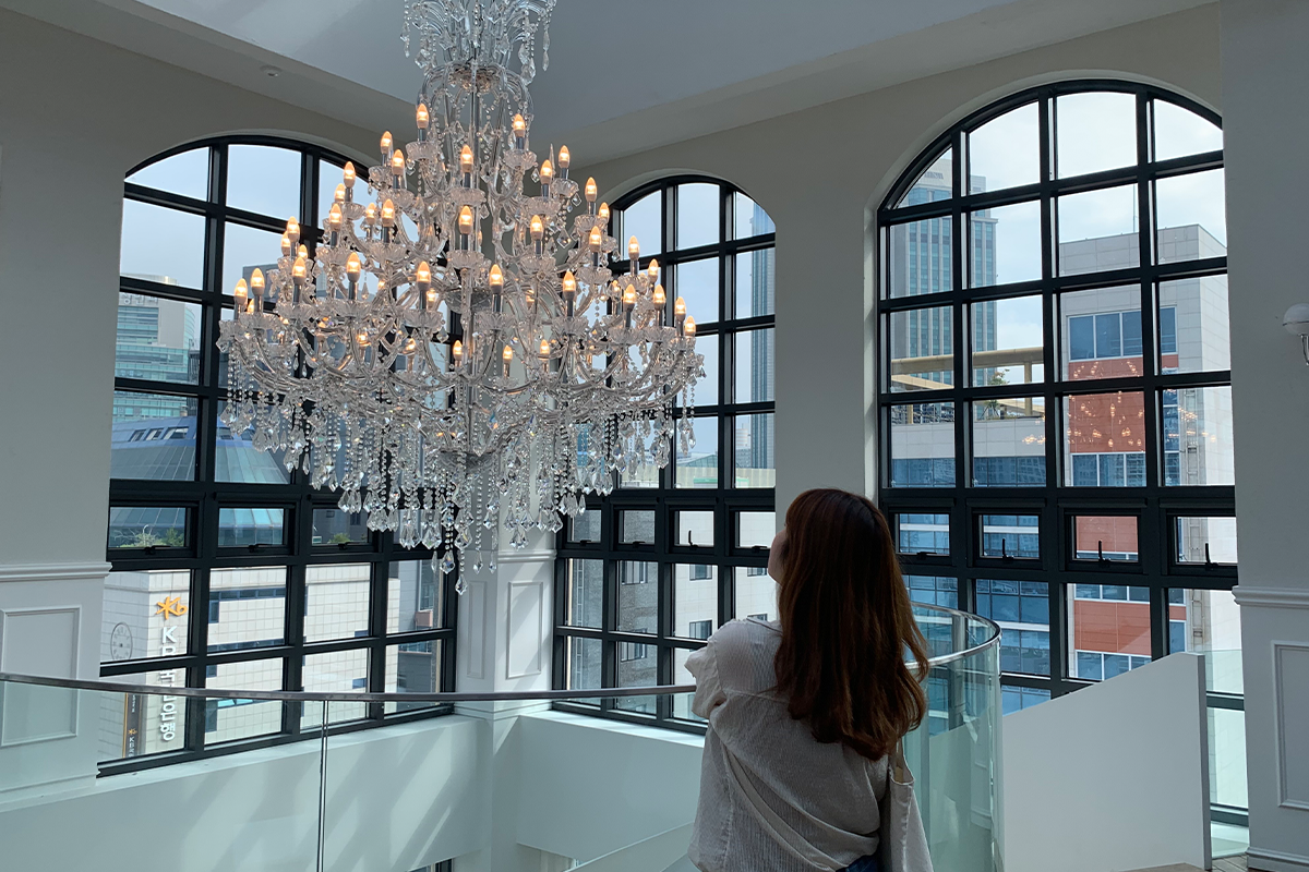 cô gái bên đèn chùm trang trí trong quán cafe Space&Mood ở Busan, Hàn Quốc