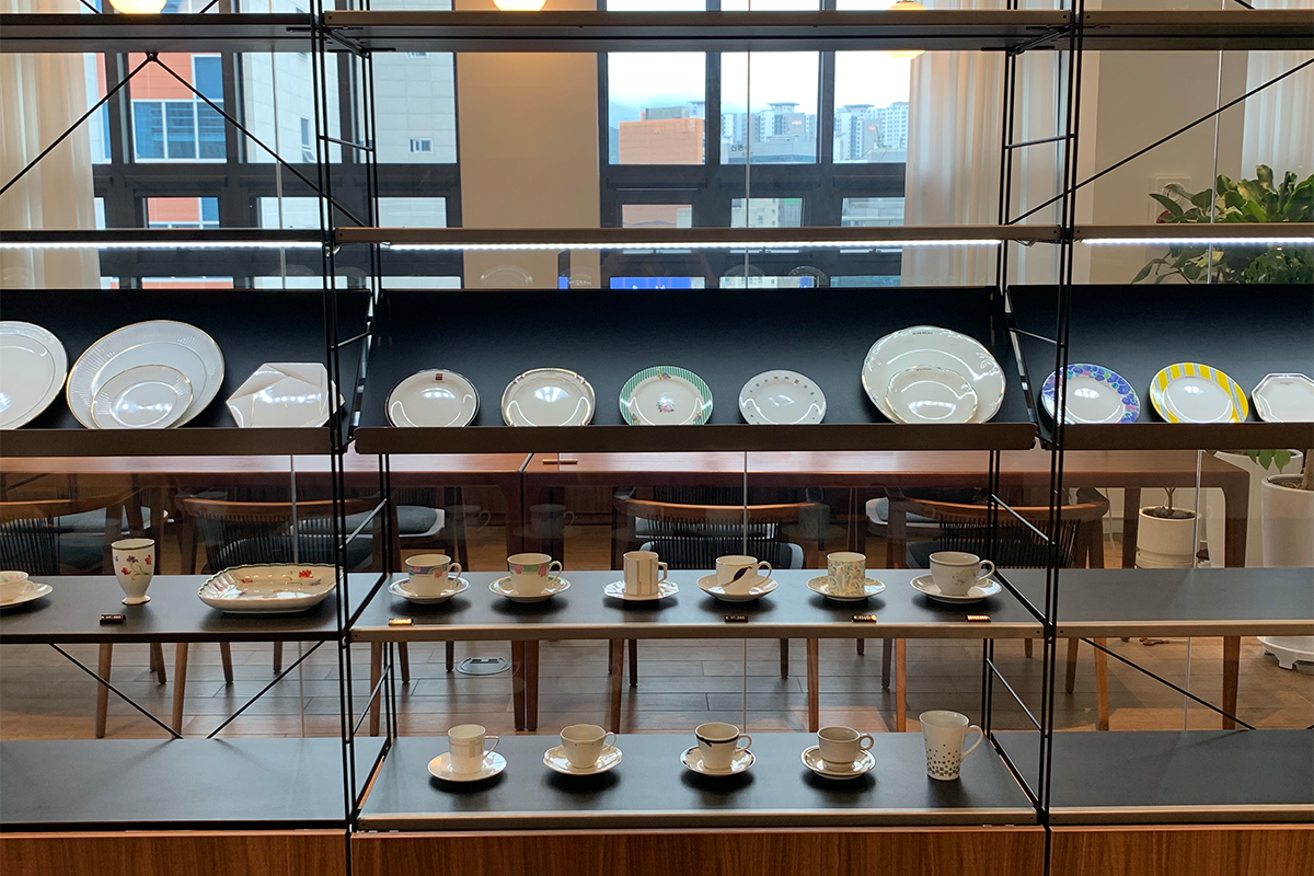 chén, đĩa nghệ thuật được bày bán trong quán cafe Space&Mood ở Busan, Hàn Quốc