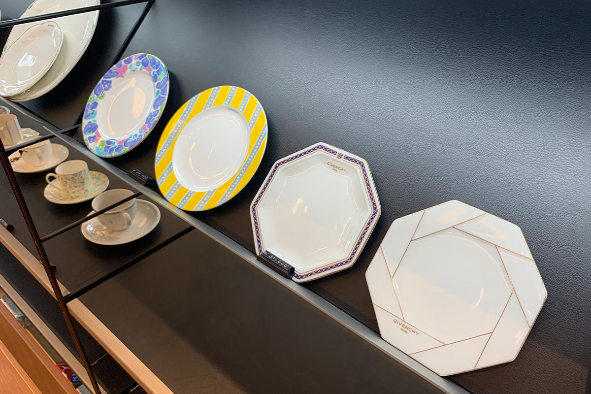 chén, đĩa nghệ thuật được bày bán trong quán cafe Space&Mood ở Busan, Hàn Quốc