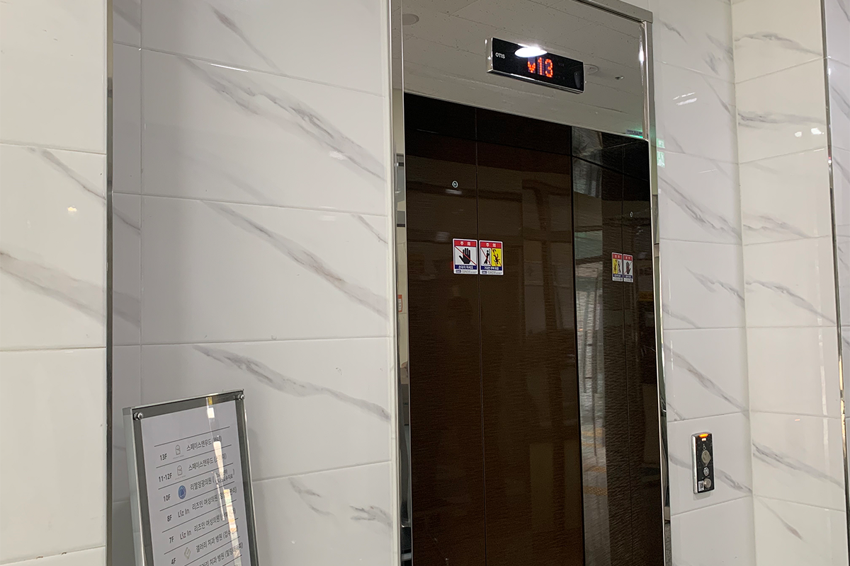 thang máy đi lên quán cafe Space&Mood ở Busan, Hàn Quốc
