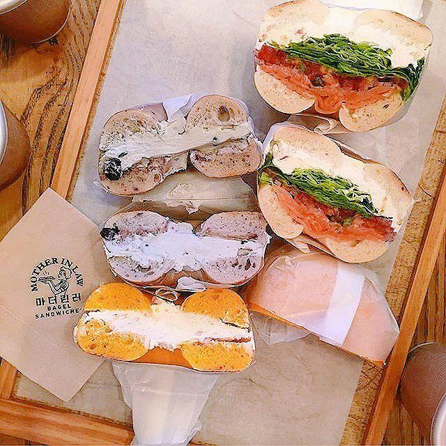 百吉餅內厚實的奶油芝士，在輕咬一口後展現柔滑的芝士質感