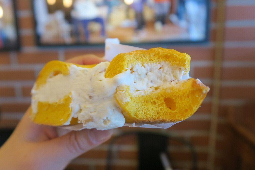 半切開的百吉餅上塗滿奶油芝士，呈現出柔軟和細膩的質地與新鮮香氣