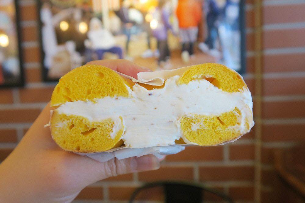 抹上濃厚蜂蜜胡桃奶油芝士的黃貝果，甜而不膩的選項讓人回味無窮