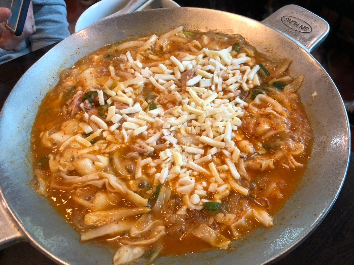 火飯中融化的芝士，配以豐富的食材，等待享用的美味大餐