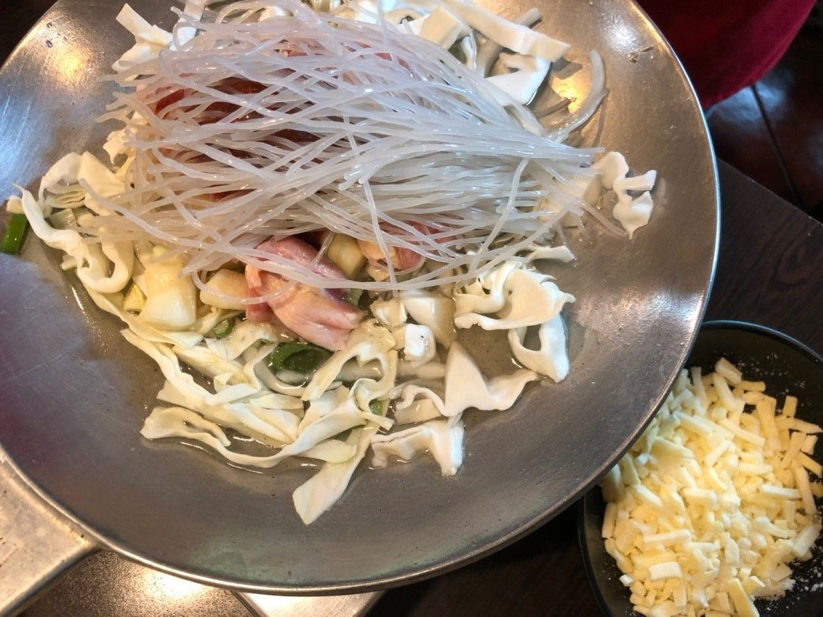 準備烹飪的火飯，搭配生雞肉、豆腐和粉絲，等待加熱烹煮