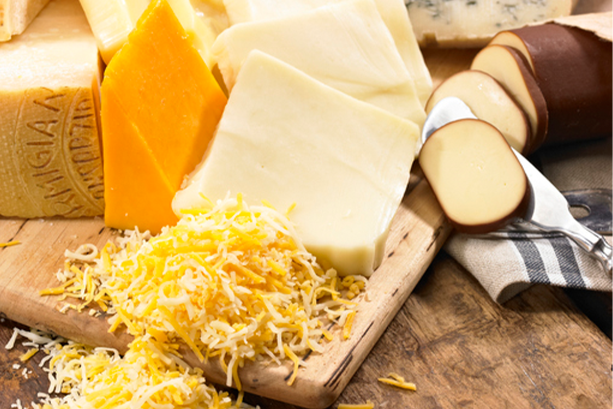 多種芝士拼盤，擺喺砧板上，芝士嘅高蛋白質有助於應對宿醉。