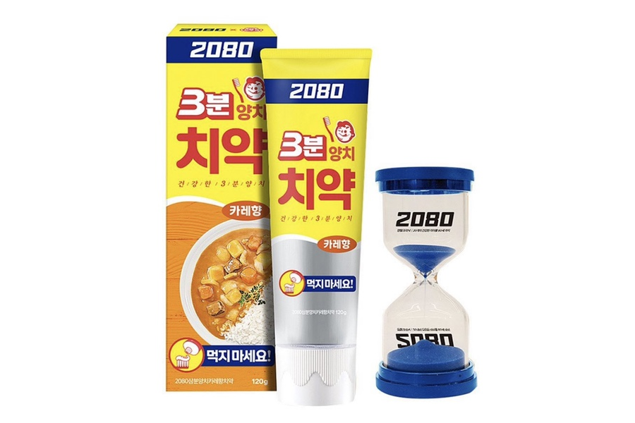 咖哩牙膏產品與其原型咖哩包裝在同一畫面中的圖像，展示出創新牙膏與其靈感來源的直接關聯。