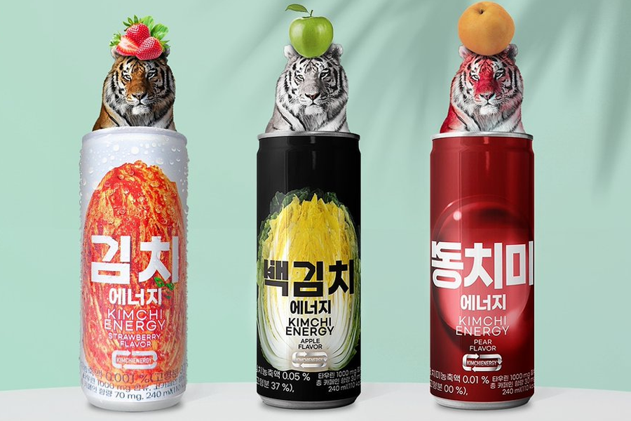 三款不同口味的泡菜能量飲料排成一排，從左到右是草莓、青蘋果和梨味，瓶身各有老虎頭裝飾，創造視覺衝擊力。
