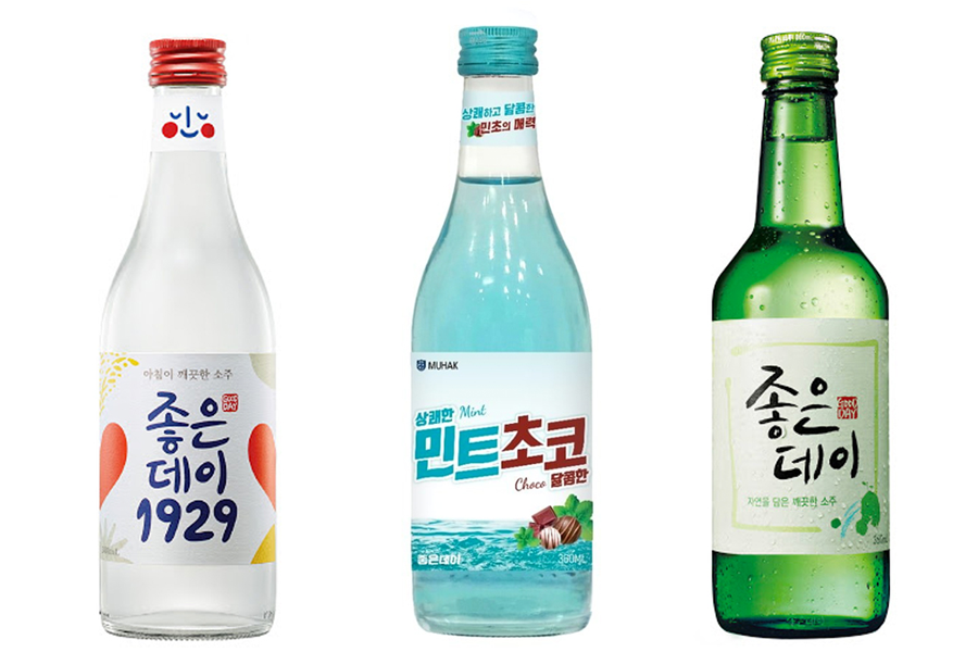 舞鶴公司『好的日子』燒酒的不同口味產品圖片，中央的瓶子是薄荷巧克力口味燒酒，放置於透明藍綠色瓶中，旁邊是傳統的燒酒瓶，顯示創意新品和經典的對比。