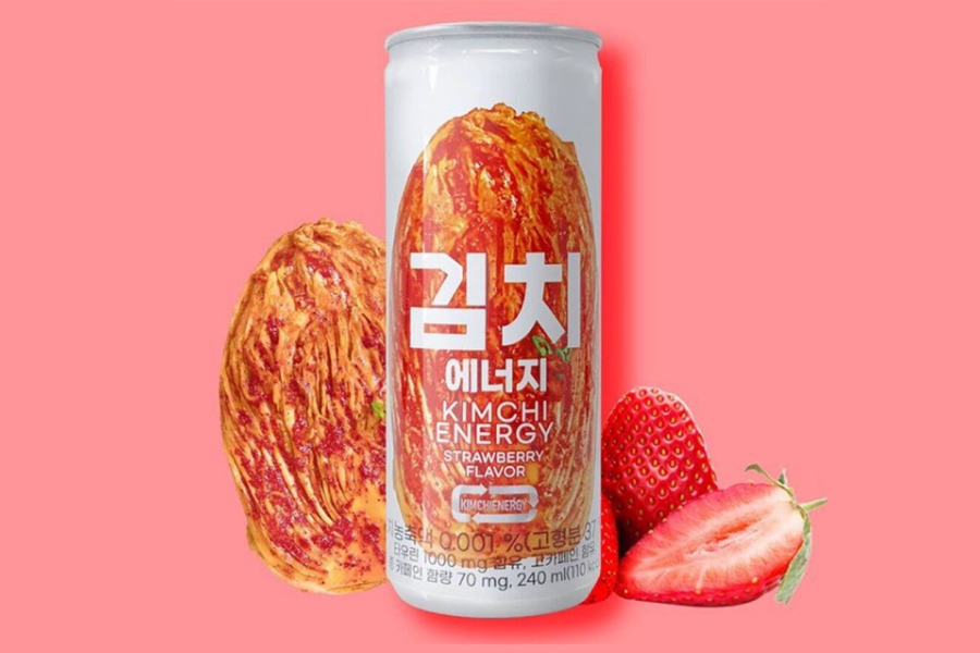 金黃色的泡菜能量飲料與新鮮草莓併放的圖片，展示草莓風味和創新飲品融合，帶來獨特的韓國風味飲品體驗。