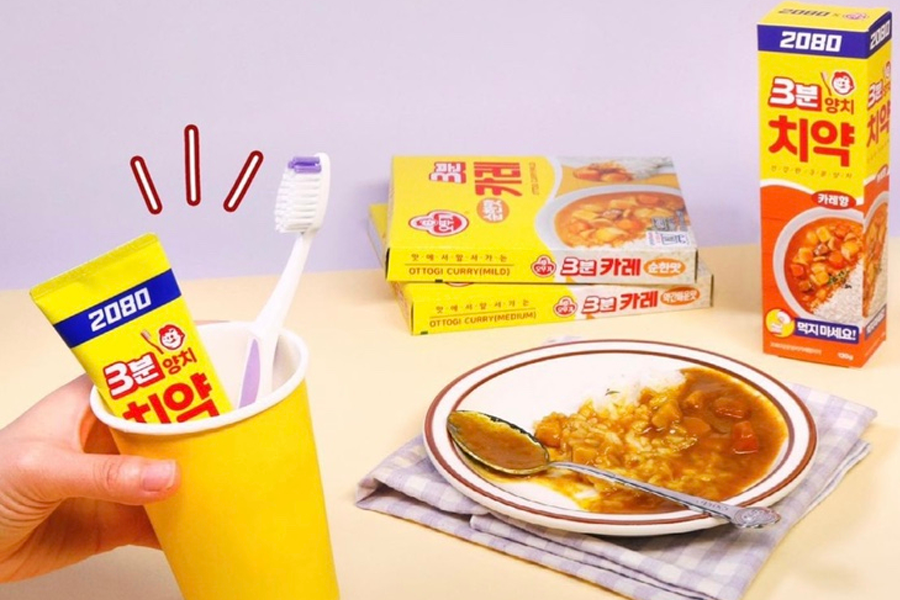 咖哩口味牙膏被放置於杯中與旁邊的咖哩米飯完成品展示，強調其結合食物與日用護理產品的膽大創意。