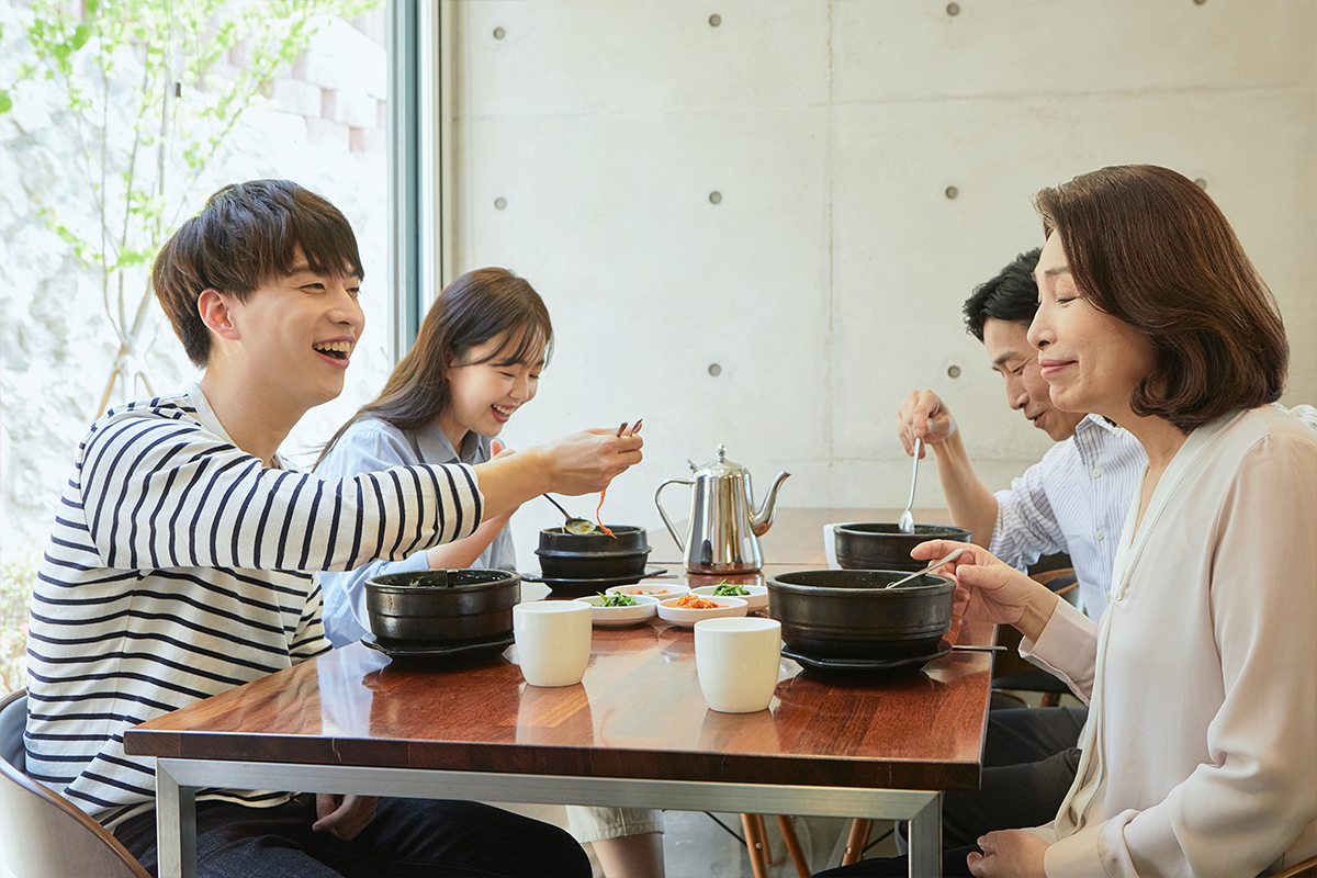 Хоолны газар Солонгос дахь хоолны газарт хооллож буй дөрвөн хүний ​​бүлэг.