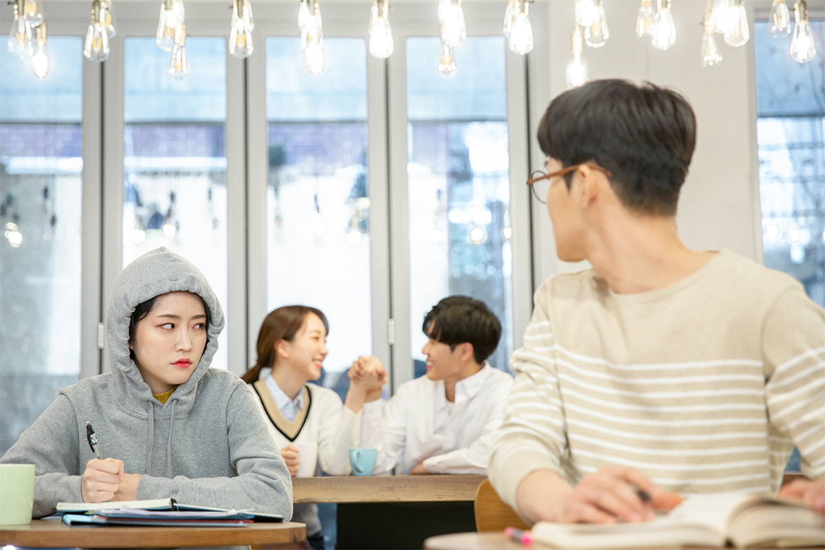 一些人在咖啡廳內學習的畫面，反映No Study Zone的政策