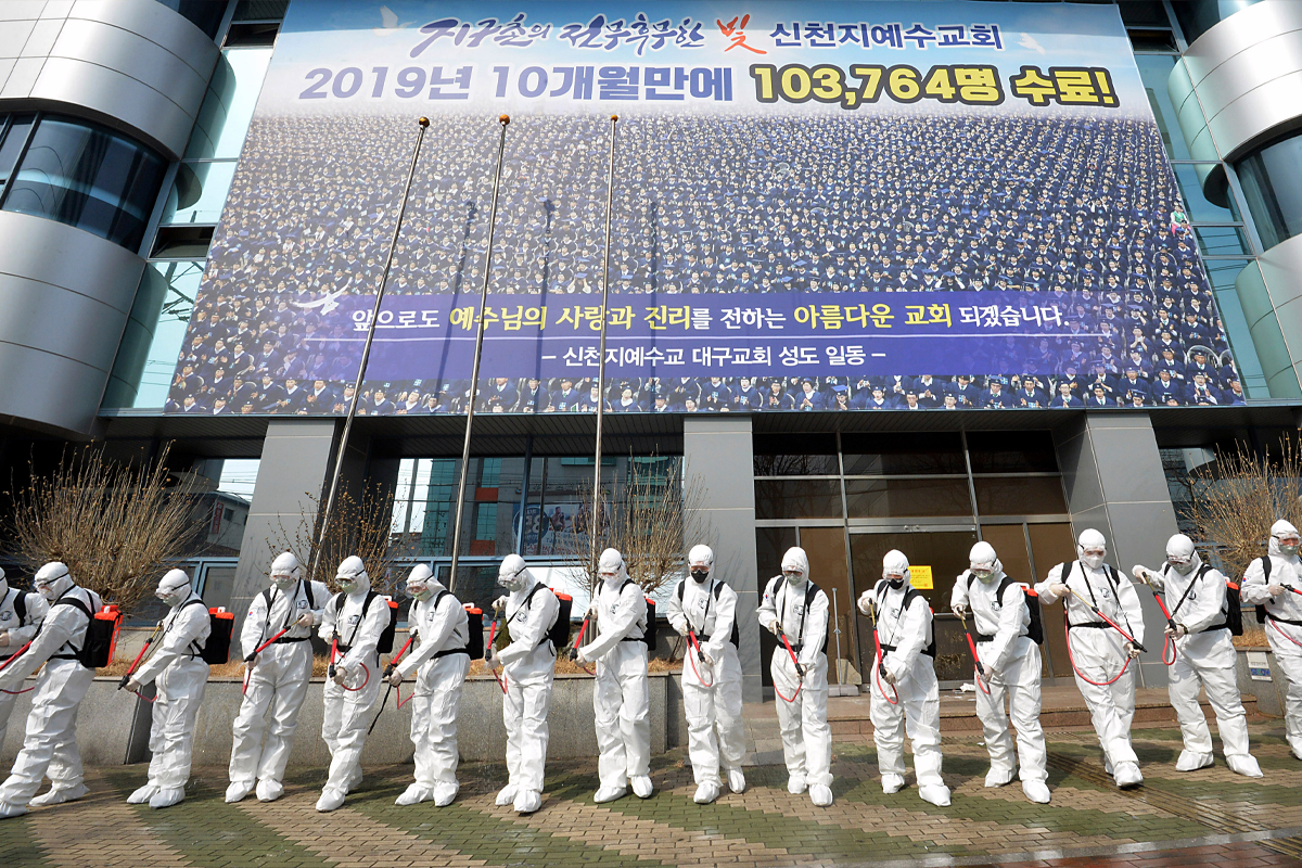 外部張貼著「No Believer Zone」的告示，對宗教信徒的入場有限制